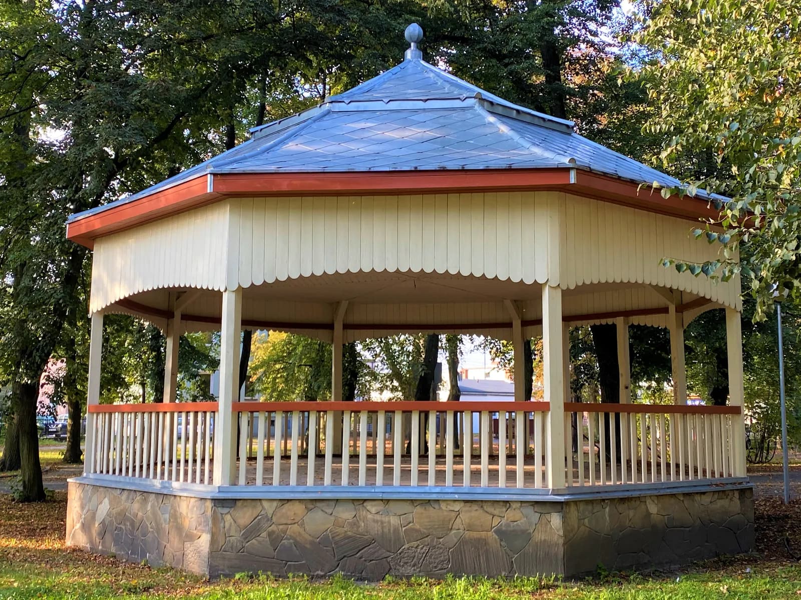 Беседка из лиственницы с кровлей